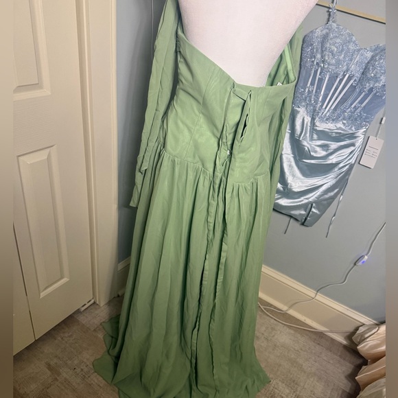 Elegant Strapless Green Evening Gown with Matching Scarf - Picture 2 of 3